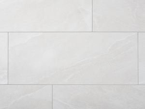 Primo piano di piastrelle in gres porcellanato effetto ardesia grigio chiaro con fughe strette