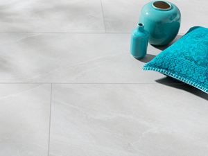 Piastrelle in gres porcellanato effetto ardesia grigio chiaro con vaso turchese e cuscino turchese