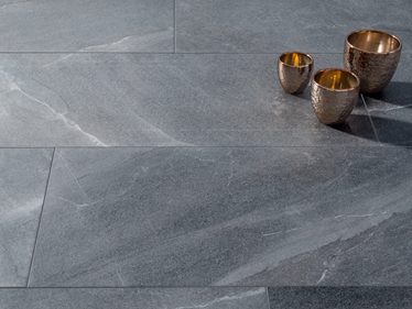Piastrelle effetto ardesia grigio scuro Canyon Slate con vasi