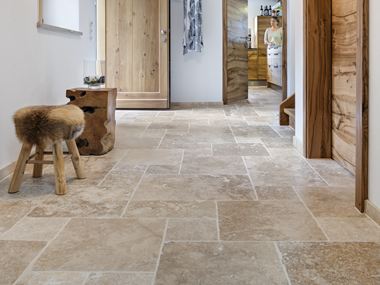 Particolarmente rustico e naturale: travertino Classic Country Piastrelle in travertino Classic_Country nella zona d'ingresso