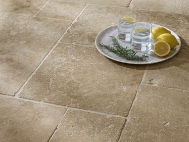 Piastrelle Classic Country in travertino Primo piano di acqua e limone