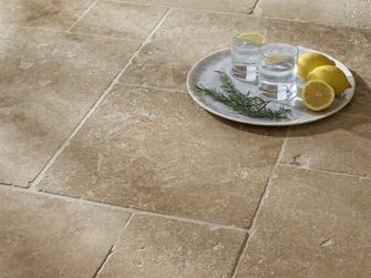 Piastrelle Classic Country in travertino Primo piano di acqua e limone
