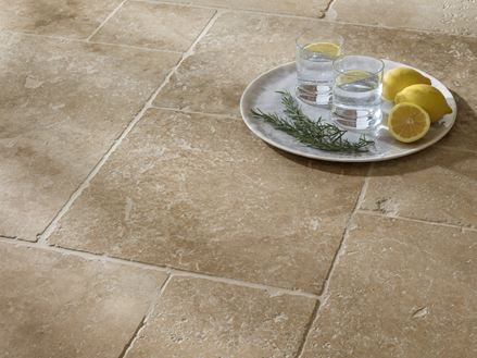 Piastrelle Classic Country in travertino Primo piano di acqua e limone