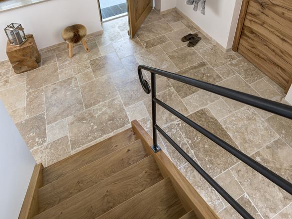 Travertino abbinato al bianco e nero e al legno: un classico! Piastrelle Travertino Classic Country Scale dall'alto