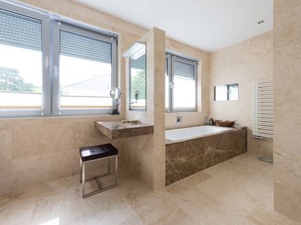 Elegante bagno con travertino Classic Light come pavimento e rivestimento