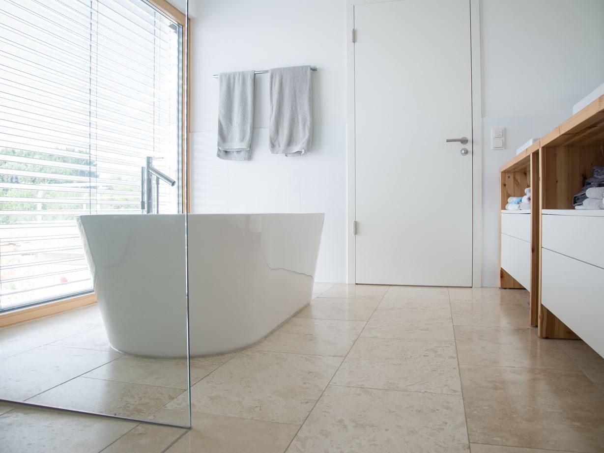 Un bagno moderno con travertino Classic Light Bagno moderno con travertino Classic Light e vasca freestanding