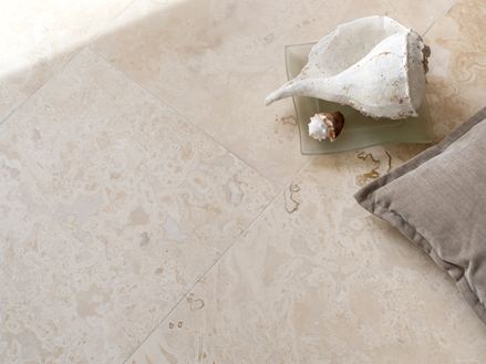 Travertino Classic Light con decorazione a conchiglia