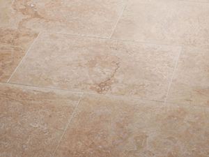 Le piastrelle in travertino Classic Light sono posate a fughe strette