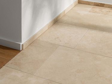 Piastrelle di travertino Ivory Classic Dettaglio transizione pavimento in legno