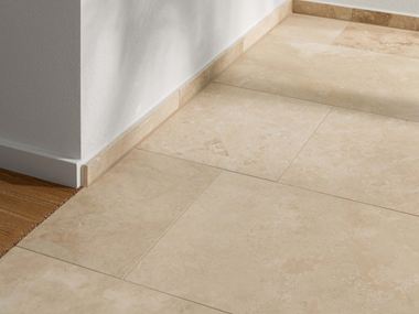 Piastrelle di travertino Ivory Classic Dettaglio transizione pavimento in legno