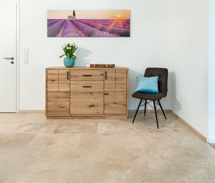 Cassettiera e quadro colorato su Ivory Classic