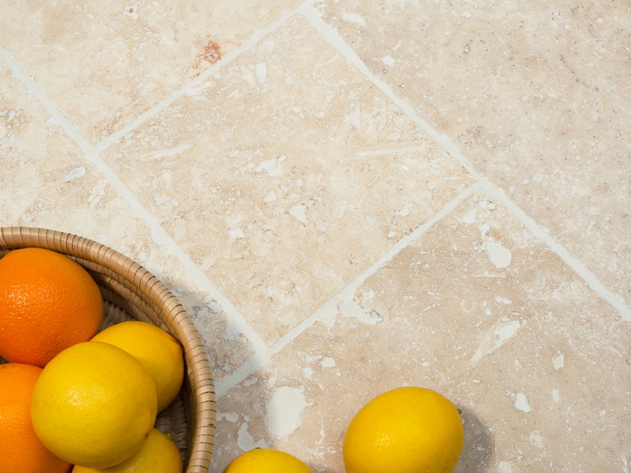 Le piastrelle di travertino evocano un'atmosfera mediterranea nei vostri ambienti. Piastrelle di travertino Ivory Cream in offerta speciale