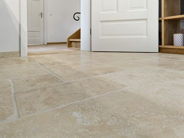 Piastrelle in travertino Ivory Cream in prospettiva rana