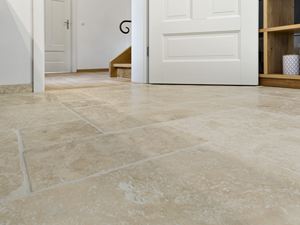 Piastrelle in travertino Ivory Cream in prospettiva rana