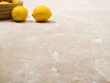 Travertino Ivory Cream in prospettiva di rana con limoni