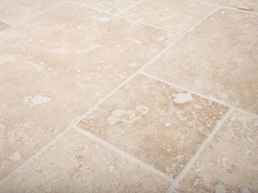 Piastrelle in travertino Ivory Cream con tipica struttura dei pori