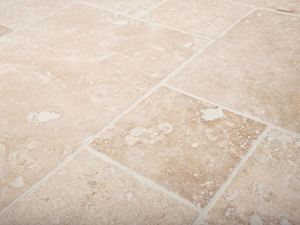 Piastrelle in travertino Ivory Cream con tipica struttura dei pori