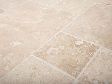 Piastrelle in travertino Ivory Cream con tipica struttura dei pori