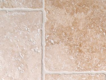 Piastrelle di travertino chiaro con bordi burattati