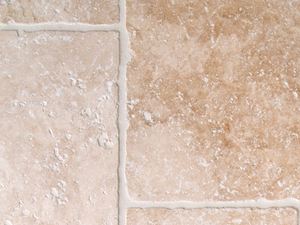 Piastrelle di travertino chiaro con bordi burattati