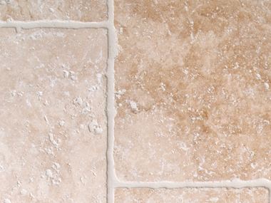 Piastrelle di travertino chiaro con bordi burattati