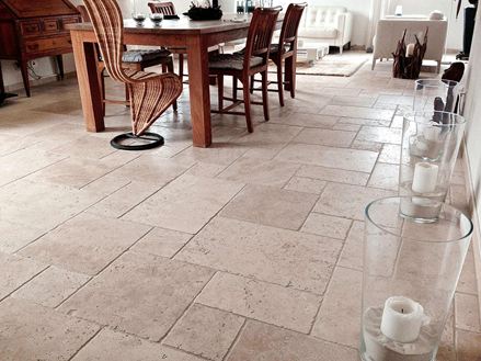 Foto cliente Piastrelle di travertino Light in un soggiorno con un mix di stili