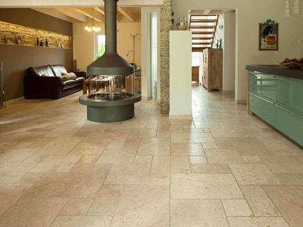 Soggiorno e sala da pranzo con zona salotto e bancone della cucina su piastrelle di travertino burattato Light