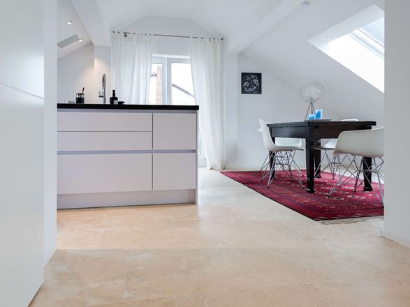 Cucina con Medium Line in travertino e mobili moderni