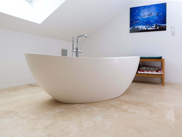 Bagno moderno con travertino Medium Line e vasca freestanding