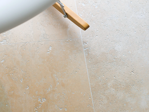 Piastrella di travertino Medium Line vicino alla Galleria 1