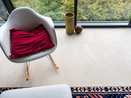 Corridoio con parete in pietra naturale, credenza in legno e pavimento in travertino beige Medium Line