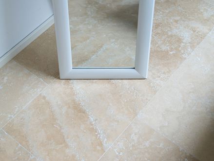 Corridoio con piastrelle in travertino Medium Line e rivestimenti in pietra naturale