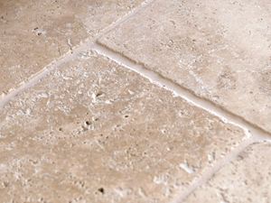 Primo piano del Medium di travertino in beige