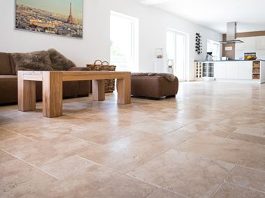 Soggiorno con piastrelle di travertino Medium