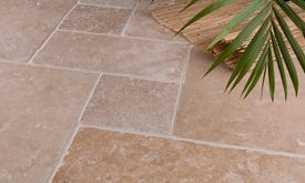 Rustico e naturale: Piastrella di travertino Medium Piastrelle di travertino Medium, burattato Legame romano con palma