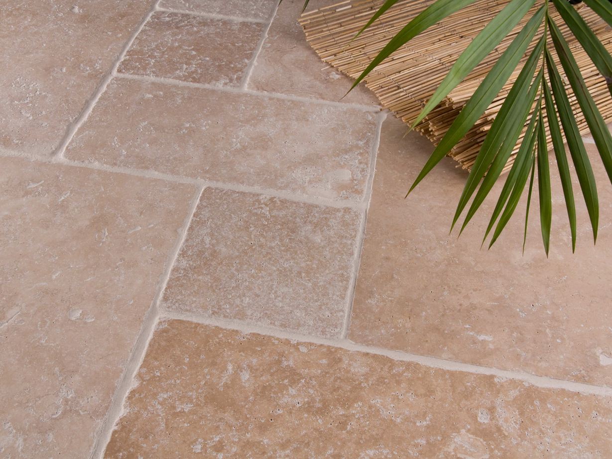 Rustico e naturale: Piastrella di travertino Medium Piastrelle di travertino Medium, burattato Legame romano con palma