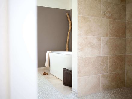 Piastrelle di travertino Medium, posate nel bagno