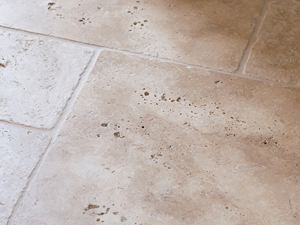 Primo piano di piastrelle di travertino Medium