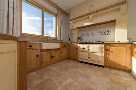 Cucina in legno con piastrelle in travertino Medium, burattato