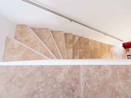 Scala in travertino Piastrelle medie dall'alto