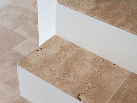 Gradini delle scale con piastrelle in travertino Piastrella