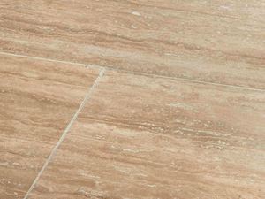 Primo piano di Travertin Natura nell'aspetto legno