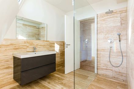 Un bagno fantastico e moderno con le piastrelle in travertino di Natura