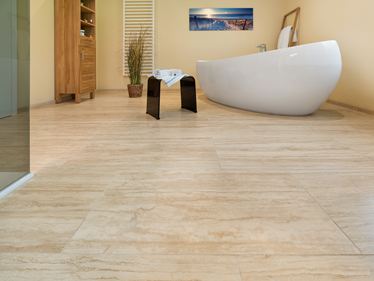 Piastrelle in travertino Natura nel bagno con vasca