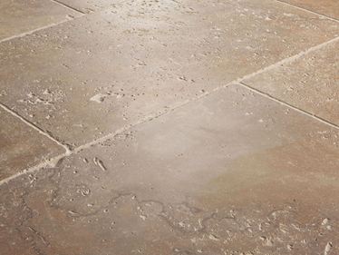 Piastrella in travertino, primo piano laterale