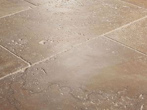 Piastrella in travertino, primo piano laterale