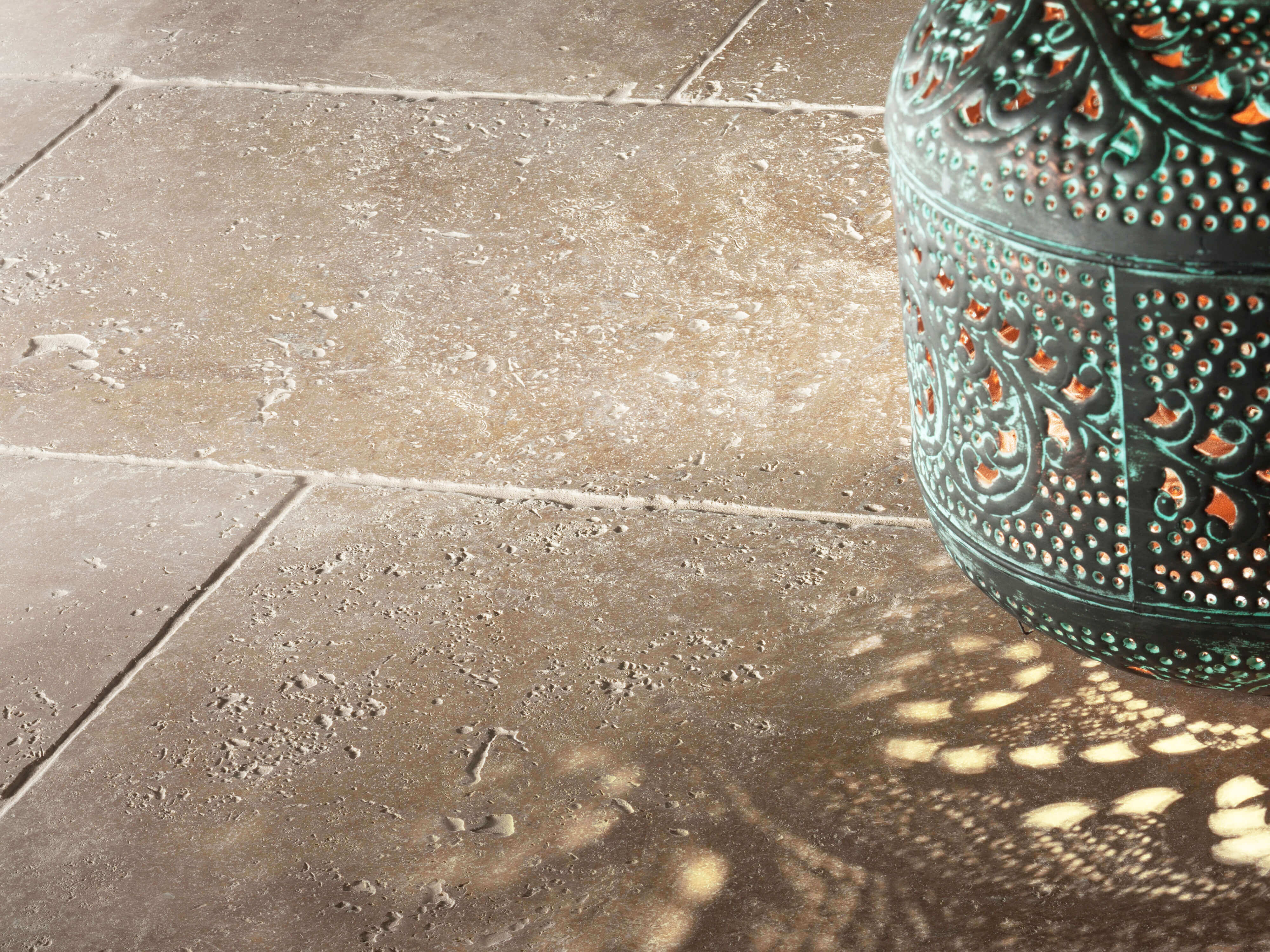 Lampada orientale su pavimento in travertino Noce