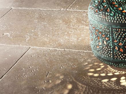 Lampada orientale su pavimento in travertino Noce