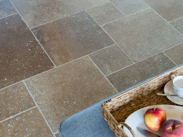 Piastrelle in travertino Noce con vassoio e pesche