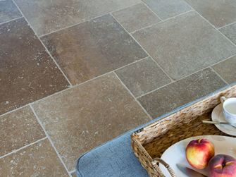 Piastrelle in travertino Noce con vassoio e pesche